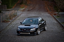 Черный Subaru Impreza на узкой улочке